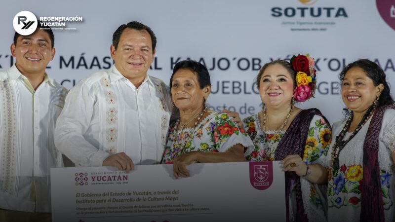 Joaquín Díaz Mena celebra la fuerza viva del pueblo maya